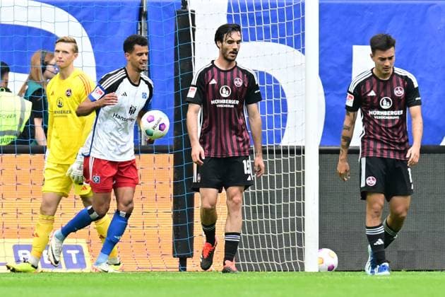 Fußball I Herren I 2023-2024 I 2. Bundesliga I 34. Spieltag I Hamburger SV - 1. FC Nürnberg I 19.5.2024 Jan Reichert (31, 1. FC Nürnberg) geschlagen Torschütze Robert Glatzel (9, Hamburger SV) trägt den Ball zur Mitte Hamburg Volksparkstadion Hamburg Deutschland