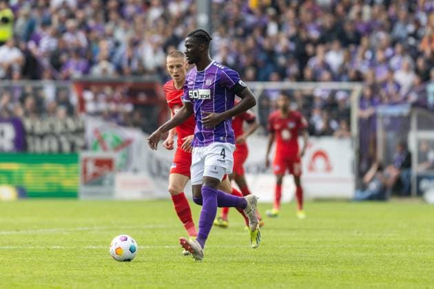 VfL Osnabrück vs. Hertha BSC; Osnabrück, 19.05.2024 Maxwell Gyamfi (VfL Osnabrück, 4) 2. Fußball Bundesliga 34. Spieltag: VfL Osnabrück vs. Hertha BSC, Stadion Bremer Brücke am 19.05.2024. DFB DFL REGULATIONS PROHIBIT ANY USE OF PHOTOGRAPHS AS IMAGE SEQUENCES AND OR QUASI-VIDEO.