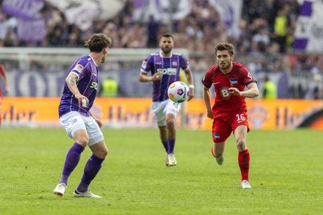 VfL Osnabrück vs. Hertha BSC; Osnabrück, 19.05.2024 Jonjoe Kenny (Hertha BSC Berlin, 16) und Florian Kleinhansl (VfL Osnabrück, 3) 2. Fußball Bundesliga 34. Spieltag: VfL Osnabrück vs. Hertha BSC, Stadion Bremer Brücke am 19.05.2024. DFB DFL REGULATIONS PROHIBIT ANY USE OF PHOTOGRAPHS AS IMAGE SEQUENCES AND OR QUASI-VIDEO.