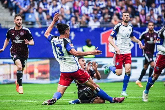 Guilherme Ramos (Hamburger SV, 13) trifft Jens Castrop (1. FC Nuernberg, 17) GER, Hamburger SV vs. 1. FC Nuernberg, Fussball, 2. Bundesliga, Spieltag 34, Saison 2023 2024, 19.05.2024 DFL REGULATIONS PROHIBIT ANY USE OF PHOTOGRAPHS AS IMAGE SEQUENCES AND OR QUASI-VIDEO GER, Hamburger SV vs. 1. FC Nuernberg, Fussball, 2. Bundesliga, Spieltag 34, Saison 2023 2024, 19.05.2024 Hamburg