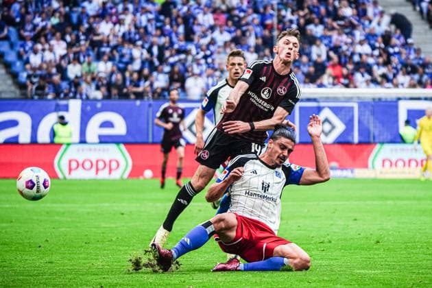 Benjamin Goller (1. FC Nuernberg, 14), Guilherme Ramos (Hamburger SV, 13) GER, Hamburger SV vs. 1. FC Nuernberg, Fussball, 2. Bundesliga, Spieltag 34, Saison 2023 2024, 19.05.2024 DFL REGULATIONS PROHIBIT ANY USE OF PHOTOGRAPHS AS IMAGE SEQUENCES AND OR QUASI-VIDEO GER, Hamburger SV vs. 1. FC Nuernberg, Fussball, 2. Bundesliga, Spieltag 34, Saison 2023 2024, 19.05.2024 Hamburg