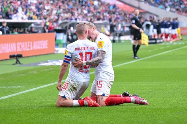 19.05.2024, Fussball, 2. Bundesliga, 34. Spieltag Saison 2023 2024, Hannover 96 - Holstein Kiel, Lewis Holtby (Holstein Kiel) freut sich über das Tor zum 1:0. xRHR-FOTO TKx