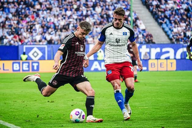 Jannik Hofmann (1. FC Nuernberg, 43), Miro Muheim (Hamburger SV, 28) GER, Hamburger SV vs. 1. FC Nuernberg, Fussball, 2. Bundesliga, Spieltag 34, Saison 2023 2024, 19.05.2024 DFL REGULATIONS PROHIBIT ANY USE OF PHOTOGRAPHS AS IMAGE SEQUENCES AND OR QUASI-VIDEO GER, Hamburger SV vs. 1. FC Nuernberg, Fussball, 2. Bundesliga, Spieltag 34, Saison 2023 2024, 19.05.2024 Hamburg