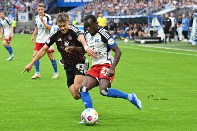 GER; 2. FBL,, Hamburger SV vs 1.FC Nuernberg 19.05.2024, Volksparkstadion, Hamburg, GER; 2. FBL, Hamburger SV vs 1.FC Nuernberg im Bild Jean-Luc Dompe (Hamburg 27) versucht sich gegen Jannik Hofmann (Nuernberg 43) durchzusetzen