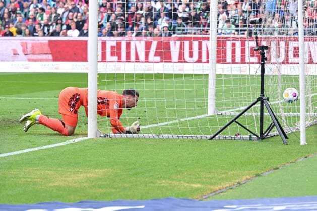 19.05.2024, Fussball, 2. Bundesliga, 34. Spieltag Saison 2023 2024, Hannover 96 - Holstein Kiel, Lewis Holtby (Holstein Kiel) erzielt das Tor zum 1:0. xRHR-FOTO TKx