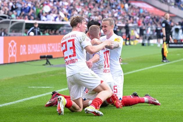 19.05.2024, Fussball, 2. Bundesliga, 34. Spieltag Saison 2023 2024, Hannover 96 - Holstein Kiel, Lewis Holtby (Holstein Kiel) freut sich über das Tor zum 1:0 mit der Mannschaft. xRHR-FOTO TKx