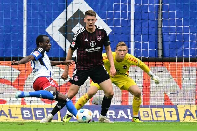 Fußball I Herren I 2023-2024 I 2. Bundesliga I 34. Spieltag I Hamburger SV - 1. FC Nürnberg I 19.5.2024 Jean-Luc Dompe (27, Hamburger SV) versucht es mal selbst - verzehrt aber deutlic Hamburg Volksparkstadion Hamburg Deutschland