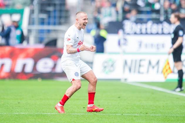 19.05.2024 - Fußball, 2023 2024, 2. Bundesliga, 34. Spieltag, Hannover 96 - Holstein Kiel: Lewis Holtby (Kiel) jubelt nach dem Tor zum 0:2 von Tom Rothe (Kiel) DFL REGULATIONS PROHIBIT ANY USE OF PHOTOGRAPHS AS IMAGE SEQUENCES AND OR QUASI-VIDEO.