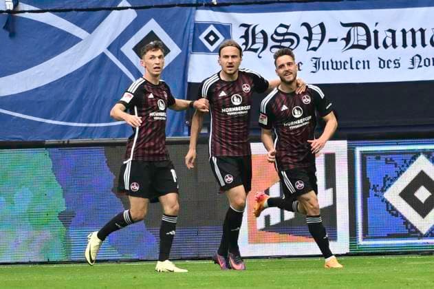 GER; 2. FBL,, Hamburger SV vs 1.FC Nuernberg 19.05.2024, Volksparkstadion, Hamburg, GER; 2. FBL, Hamburger SV vs 1.FC Nuernberg im Bild Lukas Schleimer (Nuernberg 36) schiesst den Ausgleich zum 1-1 fuer Nuernberg vorbei an Torhueter Matheo Raab (Hamburg 19) und jubelt mit der Mannschaft