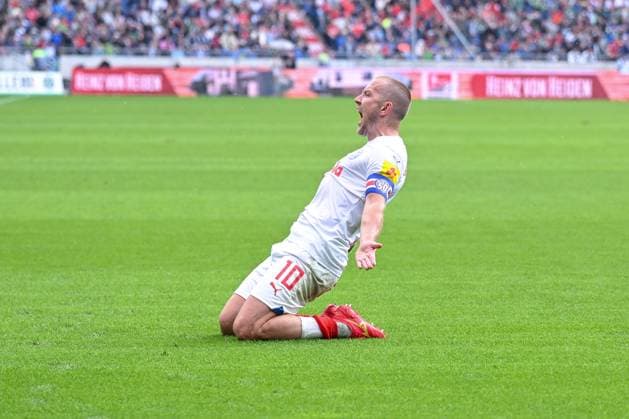 19.05.2024, Fussball, 2. Bundesliga, 34. Spieltag Saison 2023 2024, Hannover 96 - Holstein Kiel, Lewis Holtby (Holstein Kiel) freut sich über das Tor zum 1:0. xRHR-FOTO TKx
