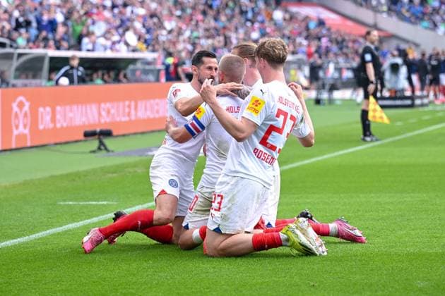 19.05.2024, Fussball, 2. Bundesliga, 34. Spieltag Saison 2023 2024, Hannover 96 - Holstein Kiel, Lewis Holtby (Holstein Kiel) freut sich über das Tor zum 1:0 mit der Mannschaft. xRHR-FOTO TKx