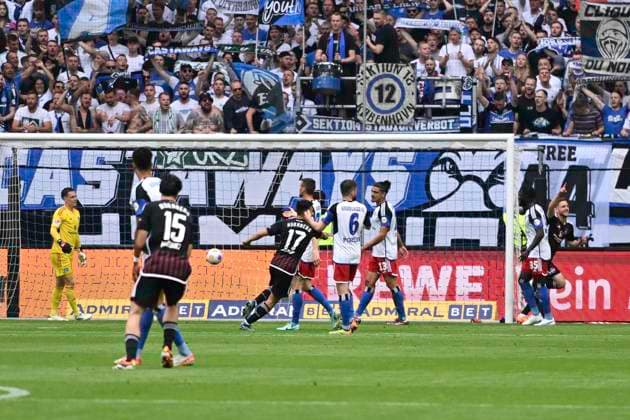 GER; 2. FBL,, Hamburger SV vs 1.FC Nuernberg 19.05.2024, Volksparkstadion, Hamburg, GER; 2. FBL, Hamburger SV vs 1.FC Nuernberg im Bild Lukas Schleimer (Nuernberg 36) schiesst den Ausgleich zum 1-1 fuer Nuernberg vorbei an Torhueter Matheo Raab (Hamburg 19)