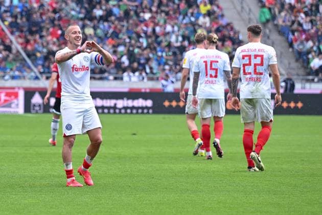 19.05.2024, Fussball, 2. Bundesliga, 34. Spieltag Saison 2023 2024, Hannover 96 - Holstein Kiel, Lewis Holtby (Holstein Kiel) freut sich über das Tor zum 1:0 mit der Mannschaft. xRHR-FOTO TKx