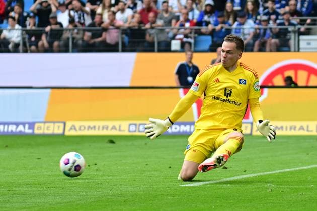 Fußball I Herren I 2023-2024 I 2. Bundesliga I 34. Spieltag I Hamburger SV - 1. FC Nürnberg I 19.5.2024 Matheo Raab (19, Hamburger SV) macht die kurze Ecke dicht - der Schuss von Felix Lohkemper (7, 1. FC Nürnberg) geht deutlich an der langen Ecke vorbei Hamburg Volksparkstadion Hamburg Deutschland