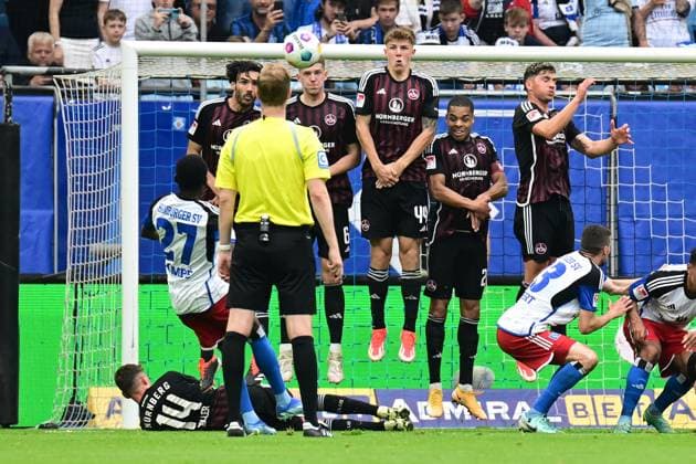 Fußball I Herren I 2023-2024 I 2. Bundesliga I 34. Spieltag I Hamburger SV - 1. FC Nürnberg I 19.5.2024 Mauer springt hoch - der Schuß von Jean-Luc Dompe (27, Hamburger SV) geht übers Tor Hamburg Volksparkstadion Hamburg Deutschland