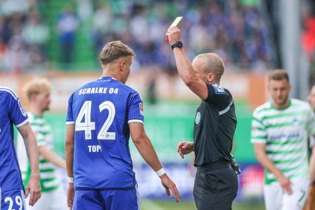 19.05.2024, Fussball, Saison 2023 2024, 2. Bundesliga, 34. Spieltag, Greuther Fürth - FC Schalke 04, Keke Topp (FC Schalke 04) sieht die gelbe Karte. Fürth Stadion am Ronhof Bayern Deutschland xRHR-FOTO TRx