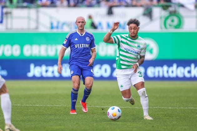 19.05.2024, Fussball, Saison 2023 2024, 2. Bundesliga, 34. Spieltag, Greuther Fürth - FC Schalke 04, v. l. Henning Matriciani (FC Schalke 04), Armindo Sieb (SpVgg Greuther Fürth) Fürth Stadion am Ronhof Bayern Deutschland xRHR-FOTO TRx