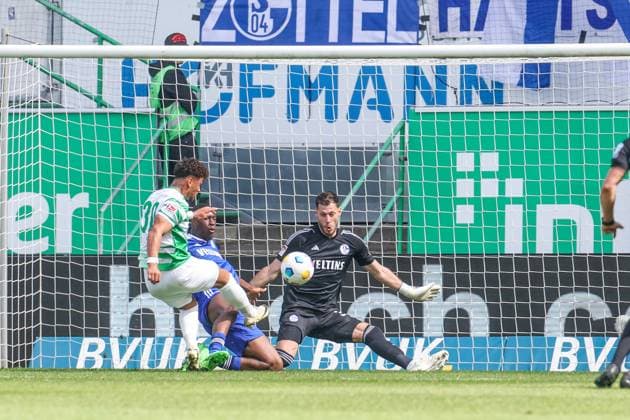 19.05.2024, Fussball, Saison 2023 2024, 2. Bundesliga, 34. Spieltag, Greuther Fürth - FC Schalke 04, v. l. Armindo Sieb (SpVgg Greuther Fürth), Marius Müller (FC Schalke 04) Fürth Stadion am Ronhof Bayern Deutschland xRHR-FOTO TRx