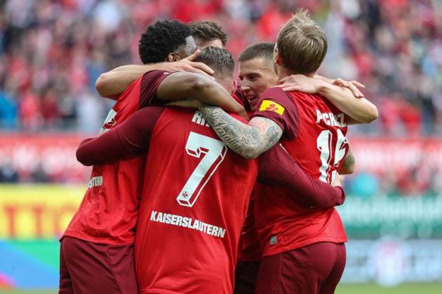 19.05.2024, xusrbx, Fussball 2.Bundesliga, 1.FC Kaiserslautern - Eintracht Braunschweig emspor, v.l. Marlon Ritter (1. FC Kaiserslautern, 7), macht das Tor1:0 zum in der 36. Spielminute, Torjubel, die Spieler bilden einen Mannschaftskreis zum Schulterschluss, (DFL DFB REGULATIONS PROHIBIT ANY USE OF PHOTOGRAPHS as IMAGE SEQUENCES and or QUASI-VIDEO) Kaiserslautern