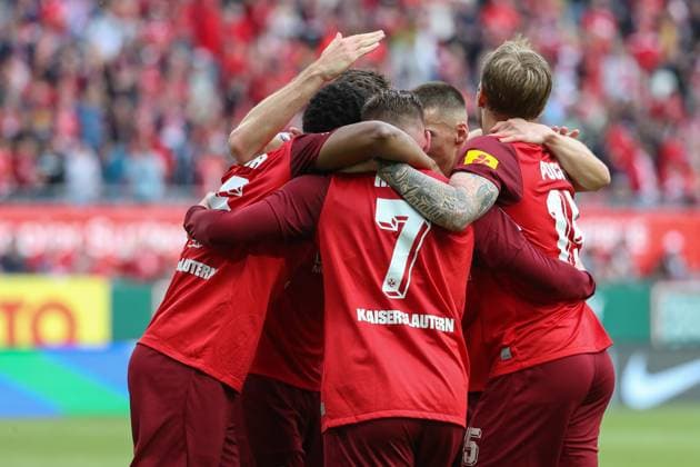 19.05.2024, xusrbx, Fussball 2.Bundesliga, 1.FC Kaiserslautern - Eintracht Braunschweig emspor, v.l. Marlon Ritter (1. FC Kaiserslautern, 7), macht das Tor1:0 zum in der 36. Spielminute, Torjubel, die Spieler bilden einen Mannschaftskreis zum Schulterschluss, (DFL DFB REGULATIONS PROHIBIT ANY USE OF PHOTOGRAPHS as IMAGE SEQUENCES and or QUASI-VIDEO) Kaiserslautern