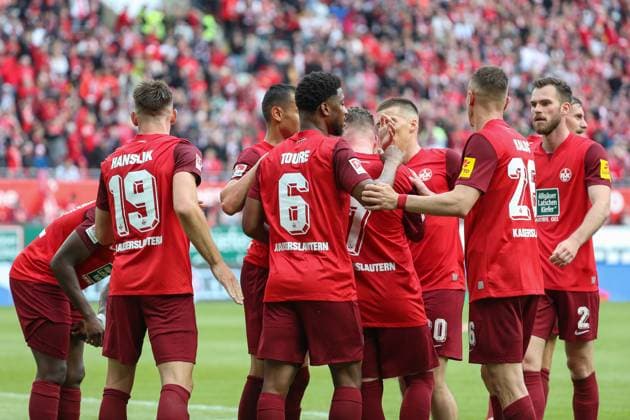 19.05.2024, xusrbx, Fussball 2.Bundesliga, 1.FC Kaiserslautern - Eintracht Braunschweig emspor, v.l. Marlon Ritter (1. FC Kaiserslautern, 7), macht das Tor1:0 zum in der 36. Spielminute, Torjubel, die Spieler bilden einen Mannschaftskreis zum Schulterschluss, (DFL DFB REGULATIONS PROHIBIT ANY USE OF PHOTOGRAPHS as IMAGE SEQUENCES and or QUASI-VIDEO) Kaiserslautern