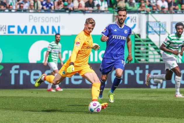 19.05.2024, Fussball, Saison 2023 2024, 2. Bundesliga, 34. Spieltag, Greuther Fürth - FC Schalke 04, v. l. Jonas Urbig (SpVgg Greuther Fürth), Kenan Karaman (FC Schalke 04) Fürth Stadion am Ronhof Bayern Deutschland xRHR-FOTO TRx