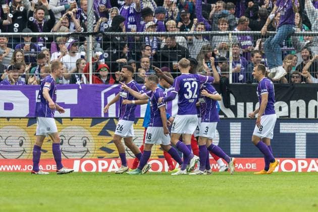 VfL Osnabrück vs. Hertha BSC; Osnabrück, 19.05.2024 Die Mannschaft des VfL Osnabrück feiert das 1:1 2. Fußball Bundesliga 34. Spieltag: VfL Osnabrück vs. Hertha BSC, Stadion Bremer Brücke am 19.05.2024. DFB DFL REGULATIONS PROHIBIT ANY USE OF PHOTOGRAPHS AS IMAGE SEQUENCES AND OR QUASI-VIDEO.