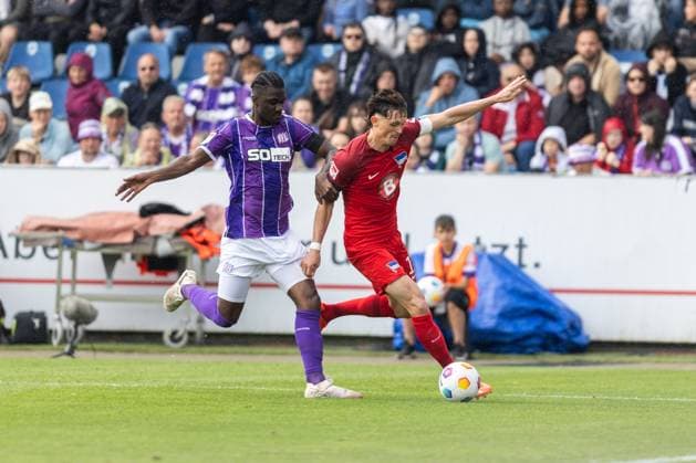 VfL Osnabrück vs. Hertha BSC; Osnabrück, 19.05.2024 Maxwell Gyamfi (VfL Osnabrück, 4) im Zweikampf mit Florian Niederlechner (Hertha BSC Berlin, 7) 2. Fußball Bundesliga 34. Spieltag: VfL Osnabrück vs. Hertha BSC, Stadion Bremer Brücke am 19.05.2024. DFB DFL REGULATIONS PROHIBIT ANY USE OF PHOTOGRAPHS AS IMAGE SEQUENCES AND OR QUASI-VIDEO.