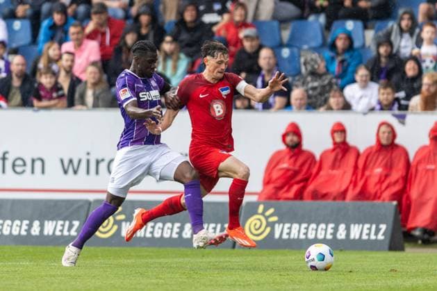 VfL Osnabrück vs. Hertha BSC; Osnabrück, 19.05.2024 Maxwell Gyamfi (VfL Osnabrück, 4) im Zweikampf mit Florian Niederlechner (Hertha BSC Berlin, 7) 2. Fußball Bundesliga 34. Spieltag: VfL Osnabrück vs. Hertha BSC, Stadion Bremer Brücke am 19.05.2024. DFB DFL REGULATIONS PROHIBIT ANY USE OF PHOTOGRAPHS AS IMAGE SEQUENCES AND OR QUASI-VIDEO.