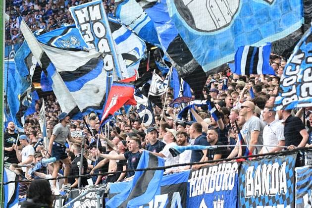 Fußball I Herren I 2023-2024 I 2. Bundesliga I 34. Spieltag I Hamburger SV - 1. FC Nürnberg I 19.5.2024 Die Kurve lebt - die HSV Fans auf der Nordtribüne geben alles Hamburg Volksparkstadion Hamburg Deutschland