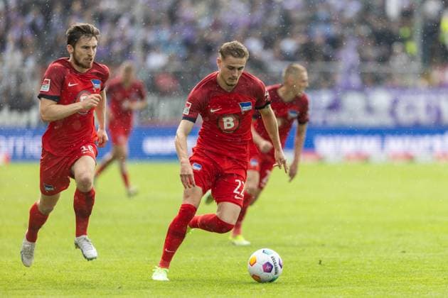 VfL Osnabrück vs. Hertha BSC; Osnabrück, 19.05.2024 Marten Winkler (Hertha BSC Berlin, 22) und Jonjoe Kenny (Hertha BSC Berlin, 16) 2. Fußball Bundesliga 34. Spieltag: VfL Osnabrück vs. Hertha BSC, Stadion Bremer Brücke am 19.05.2024. DFB DFL REGULATIONS PROHIBIT ANY USE OF PHOTOGRAPHS AS IMAGE SEQUENCES AND OR QUASI-VIDEO.