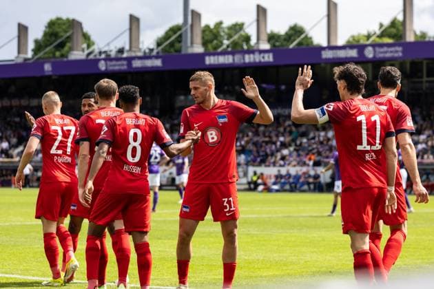 VfL Osnabrück vs. Hertha BSC; Osnabrück, 19.05.2024 Die Mannschaft von Hertha BSC feiert das 0:1 2. Fußball Bundesliga 34. Spieltag: VfL Osnabrück vs. Hertha BSC, Stadion Bremer Brücke am 19.05.2024. DFB DFL REGULATIONS PROHIBIT ANY USE OF PHOTOGRAPHS AS IMAGE SEQUENCES AND OR QUASI-VIDEO.