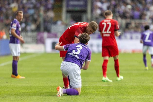VfL Osnabrück vs. Hertha BSC; Osnabrück, 19.05.2024 Marton Dardai (Hertha BSC Berlin, 31) hilft Florian Kleinhansl (VfL Osnabrück, 3) auf die Beine 2. Fußball Bundesliga 34. Spieltag: VfL Osnabrück vs. Hertha BSC, Stadion Bremer Brücke am 19.05.2024. DFB DFL REGULATIONS PROHIBIT ANY USE OF PHOTOGRAPHS AS IMAGE SEQUENCES AND OR QUASI-VIDEO.