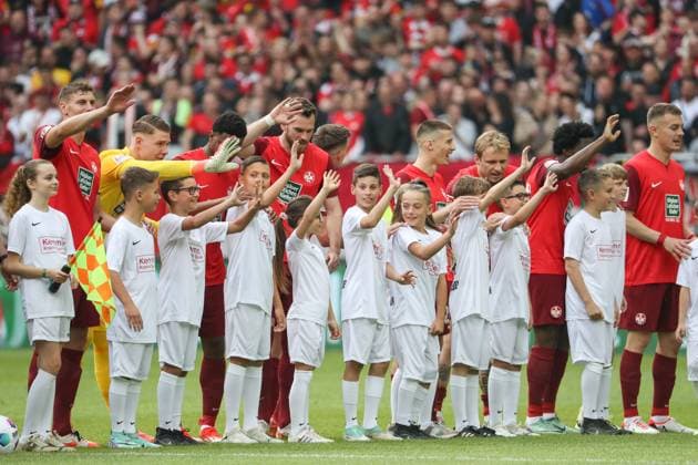 19.05.2024, xusrbx, Fussball 2.Bundesliga, 1.FC Kaiserslautern - Eintracht Braunschweig emspor, v.l. die Spieler vom 1. FC Kaiserslautern, vor dem Spiel, (DFL DFB REGULATIONS PROHIBIT ANY USE OF PHOTOGRAPHS as IMAGE SEQUENCES and or QUASI-VIDEO) Kaiserslautern