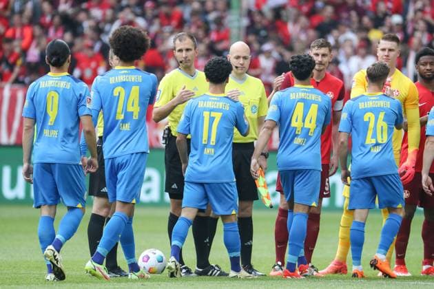 19.05.2024, xusrbx, Fussball 2.Bundesliga, 1.FC Kaiserslautern - Eintracht Braunschweig emspor, v.l. die Spieler vom Eintracht Braunschweig, vor dem Spiel, Florian Heft (Schiedsrichter), (DFL DFB REGULATIONS PROHIBIT ANY USE OF PHOTOGRAPHS as IMAGE SEQUENCES and or QUASI-VIDEO) Kaiserslautern