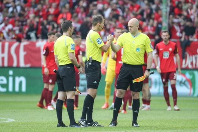 19.05.2024, xusrbx, Fussball 2.Bundesliga, 1.FC Kaiserslautern - Eintracht Braunschweig emspor, v.l. Florian Heft (Schiedsrichter), Lukas Benen (SR-A. 1), Fynn Kohn (SR-A. 2), (DFL DFB REGULATIONS PROHIBIT ANY USE OF PHOTOGRAPHS as IMAGE SEQUENCES and or QUASI-VIDEO) Kaiserslautern