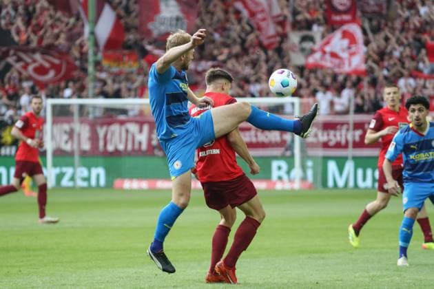 19.05.2024, xusrbx, Fussball 2.Bundesliga, 1.FC Kaiserslautern - Eintracht Braunschweig emspor, v.l. Sebastian Griesbeck (Eintracht Braunschweig, 33), Daniel Hanslik (1. FC Kaiserslautern, 19), (DFL DFB REGULATIONS PROHIBIT ANY USE OF PHOTOGRAPHS as IMAGE SEQUENCES and or QUASI-VIDEO) Kaiserslautern