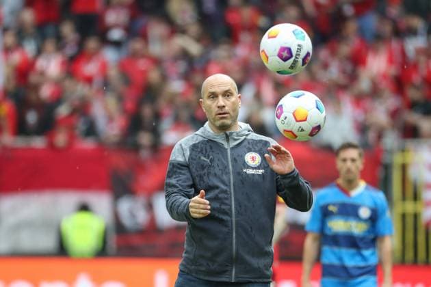 Sport Bilder des Tages 19.05.2024, xusrbx, Fussball 2.Bundesliga, 1.FC Kaiserslautern - Eintracht Braunschweig emspor, v.l. Daniel Scherning (Trainer Eintracht Braunschweig), (DFL DFB REGULATIONS PROHIBIT ANY USE OF PHOTOGRAPHS as IMAGE SEQUENCES and or QUASI-VIDEO) Kaiserslautern