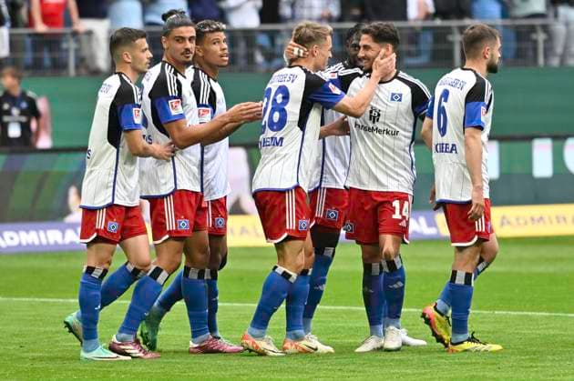 GER; 2. FBL,, Hamburger SV vs 1.FC Nuernberg 19.05.2024, Volksparkstadion, Hamburg, GER; 2. FBL, Hamburger SV vs 1.FC Nuernberg im Bild Robert Glatzel (Hamburg 09) schiesst das Tor zum 3-1 fuer Hamburg und jubelt mit der Mannschaft