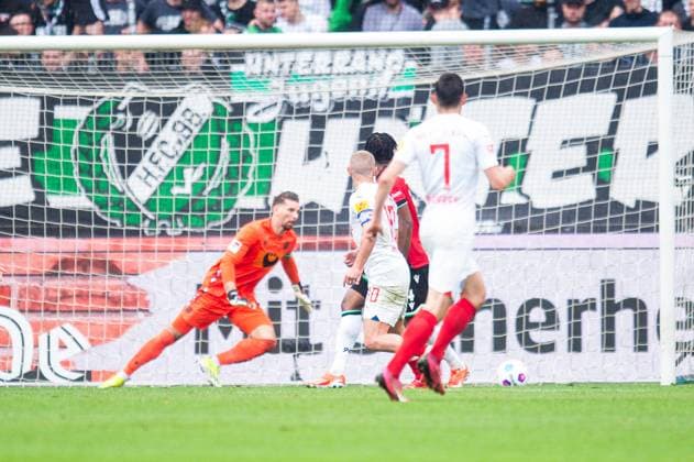 19.05.2024 - Fußball, 2023 2024, 2. Bundesliga, 34. Spieltag, Hannover 96 - Holstein Kiel: (M) Lewis Holtby (Kiel) macht das Tor zum 0:1 vor Ron-Robert Zieler (Hannover) DFL REGULATIONS PROHIBIT ANY USE OF PHOTOGRAPHS AS IMAGE SEQUENCES AND OR QUASI-VIDEO.