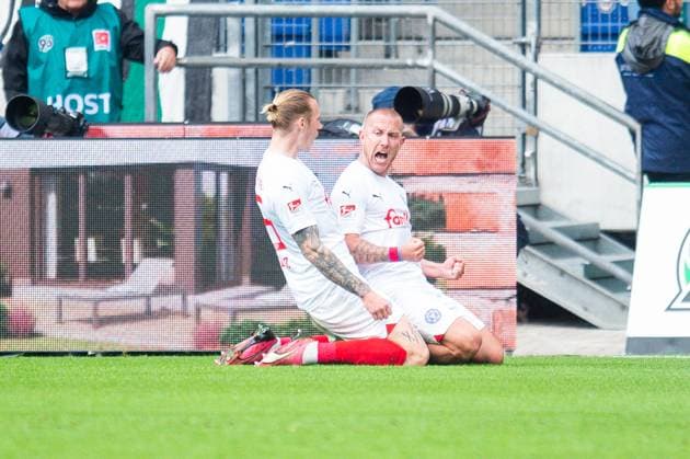 19.05.2024 - Fußball, 2023 2024, 2. Bundesliga, 34. Spieltag, Hannover 96 - Holstein Kiel: (R) Lewis Holtby (Kiel) jubelt nach seinem Tor zum 0:1 mit (L) Marvin Schulz (Kiel) DFL REGULATIONS PROHIBIT ANY USE OF PHOTOGRAPHS AS IMAGE SEQUENCES AND OR QUASI-VIDEO.