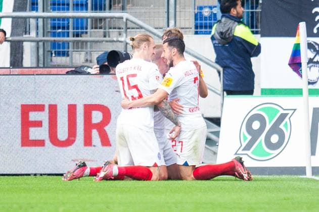 19.05.2024 - Fußball, 2023 2024, 2. Bundesliga, 34. Spieltag, Hannover 96 - Holstein Kiel: (M) Lewis Holtby (Kiel) jubelt nach seinem Tor zum 0:1 mit (L-R) Marvin Schulz (Kiel), Steven Skrzybski (Kiel) DFL REGULATIONS PROHIBIT ANY USE OF PHOTOGRAPHS AS IMAGE SEQUENCES AND OR QUASI-VIDEO.