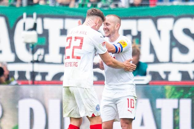 19.05.2024 - Fußball, 2023 2024, 2. Bundesliga, 34. Spieltag, Hannover 96 - Holstein Kiel: (R) Lewis Holtby (Kiel) jubelt nach seinem Tor zum 0:1 mit (L) Nicolai Remberg (Kiel) DFL REGULATIONS PROHIBIT ANY USE OF PHOTOGRAPHS AS IMAGE SEQUENCES AND OR QUASI-VIDEO.