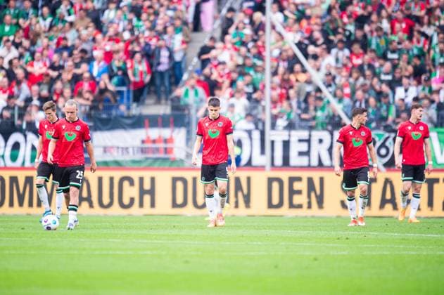 19.05.2024 - Fußball, 2023 2024, 2. Bundesliga, 34. Spieltag, Hannover 96 - Holstein Kiel: (L-R) Fabian Kunze (Hannover), Lars Gindorf (Hannover), Nicolo Tresoldi (Hannover), Enzo Leopold (Hannover), Phil Neumann (Hannover) DFL REGULATIONS PROHIBIT ANY USE OF PHOTOGRAPHS AS IMAGE SEQUENCES AND OR QUASI-VIDEO.