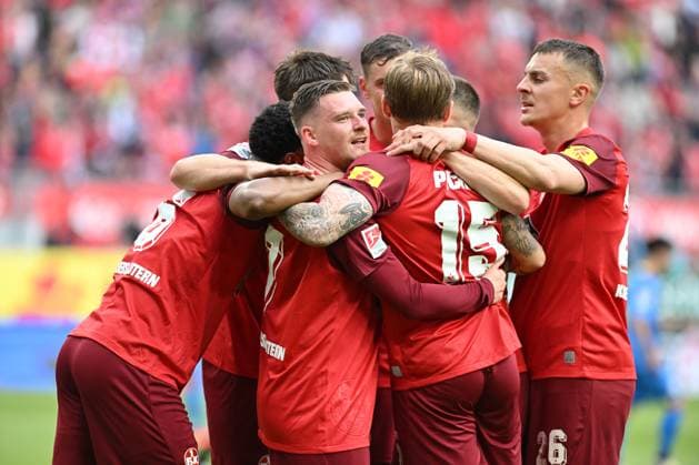 Fussball - 2. Bundesliga - Saison 2023 24 Kaiserslautern - Fritz-Walter-Stadion 20.04.2024 1. FC Kaiserslautern (fck) - Eintracht Braunschweig (bs) Marlon RITTER (1. FC Kaiserslautern),mi, erzielte das 1:0, Tymoteusz PUCHACZ (1. FC Kaiserslautern), Nr. 15, und Filip KALOC (1. FC Kaiserslautern), re Fussball - 2. Bundesliga - 1. FC Kaiserslautern