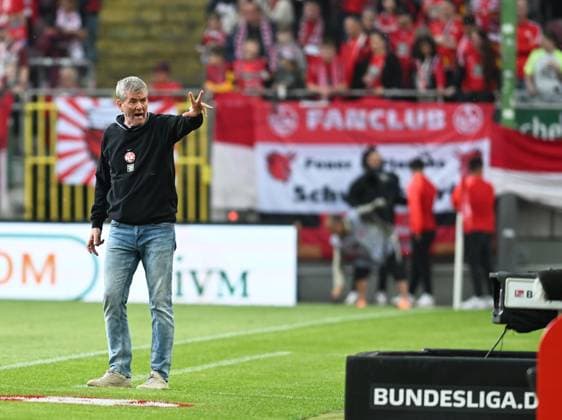 Fussball - 2. Bundesliga - Saison 2023 24 Kaiserslautern - Fritz-Walter-Stadion 20.04.2024 1. FC Kaiserslautern (fck) - Eintracht Braunschweig (bs) Trainer Friedhelm FUNKEL (1. FC Kaiserslautern) Fussball - 2. Bundesliga - 1. FC Kaiserslautern