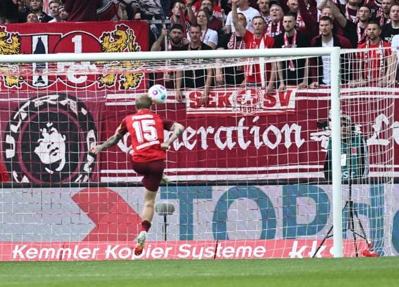 Fussball - 2. Bundesliga - Saison 2023 24 Kaiserslautern - Fritz-Walter-Stadion 20.04.2024 1. FC Kaiserslautern (fck) - Eintracht Braunschweig (bs) Tymoteusz PUCHACZ (1. FC Kaiserslautern) rettet vor der Linie Fussball - 2. Bundesliga - 1. FC Kaiserslautern