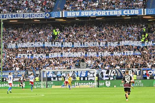 Sport Bilder des Tages GER; 2. FBL,, Hamburger SV vs 1.FC Nuernberg 19.05.2024, Volksparkstadion, Hamburg, GER; 2. FBL, Hamburger SV vs 1.FC Nuernberg im Bild Feature die HSV Fans zeigen Plakate gegen die Polizei