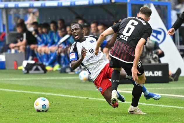 GER; 2. FBL,, Hamburger SV vs 1.FC Nuernberg 19.05.2024, Volksparkstadion, Hamburg, GER; 2. FBL, Hamburger SV vs 1.FC Nuernberg im Bild Jean-Luc Dompe (Hamburg 27) versucht sich gegen Florian Flick (Nuernberg 06) durchzusetzen