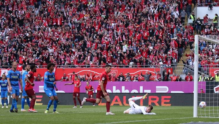 19.05.2024, Fußball, 2. Bundesliga, FC Kaiserslautern - Eintracht Braunschweig, 34. Spieltag, Saison 2023 24, Fritz Walter Stadion, Kaiserslautern, Deutschland, zmdz, ** DFB & DFL regulations prohibit any use of photographs as image sequences and or quasi-video. ** FC Kaiserslautern - Eintracht Braunschweig